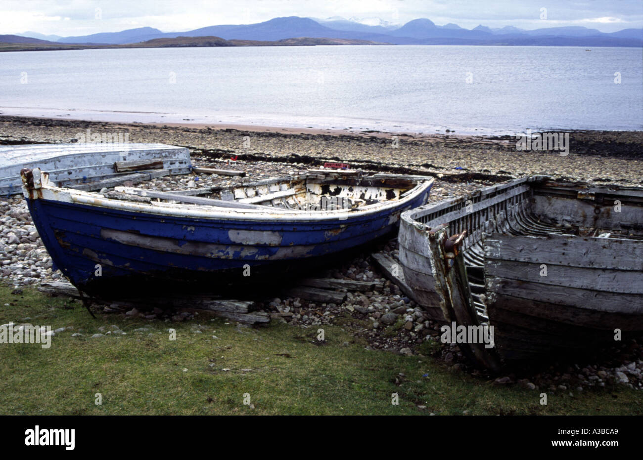 Verlassene Boote, Badentarbet Bay, Polbain, Sutherland, Schottland, UK Stockfoto