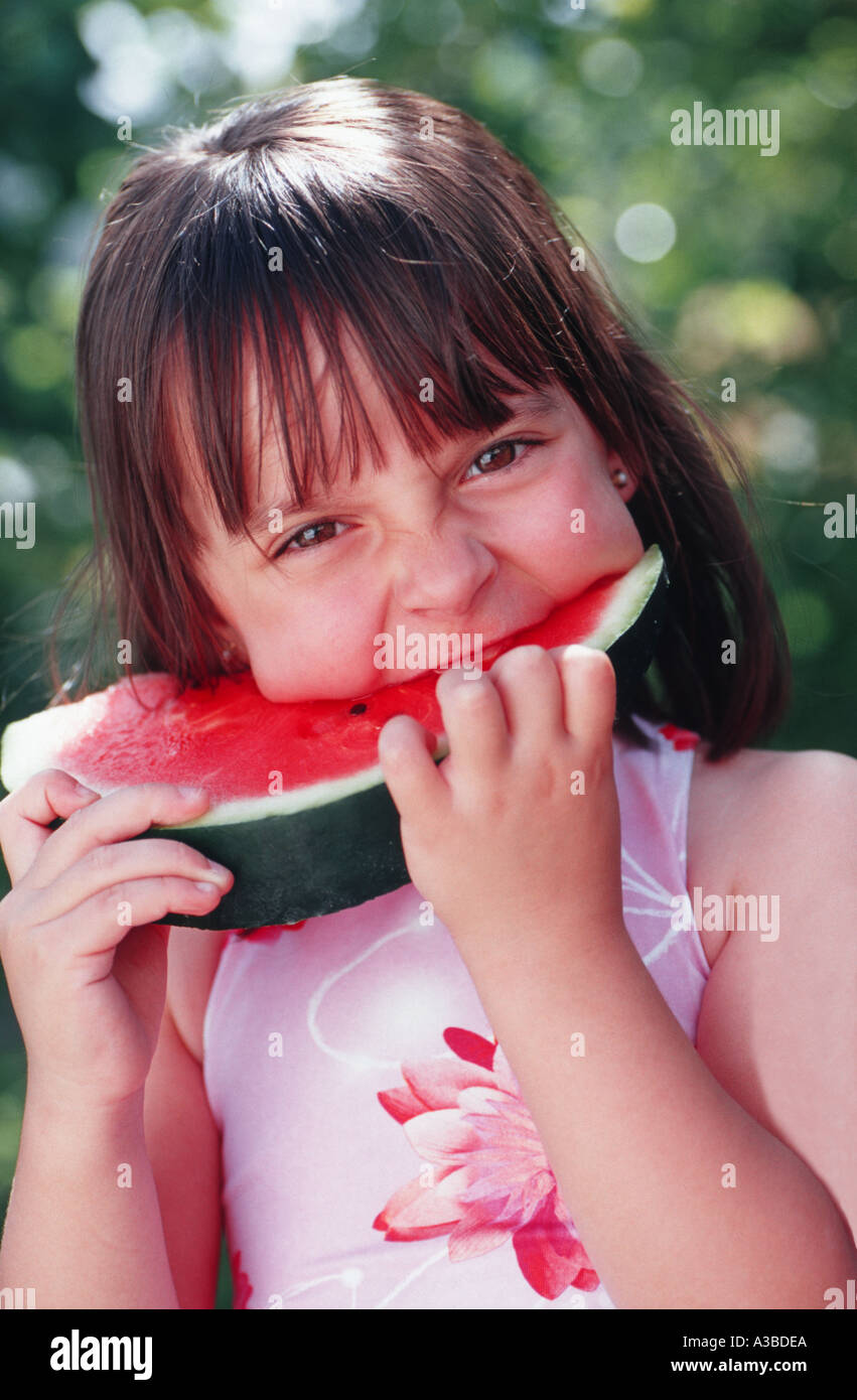 Mädchen, die Wassermelone essen Stockfoto