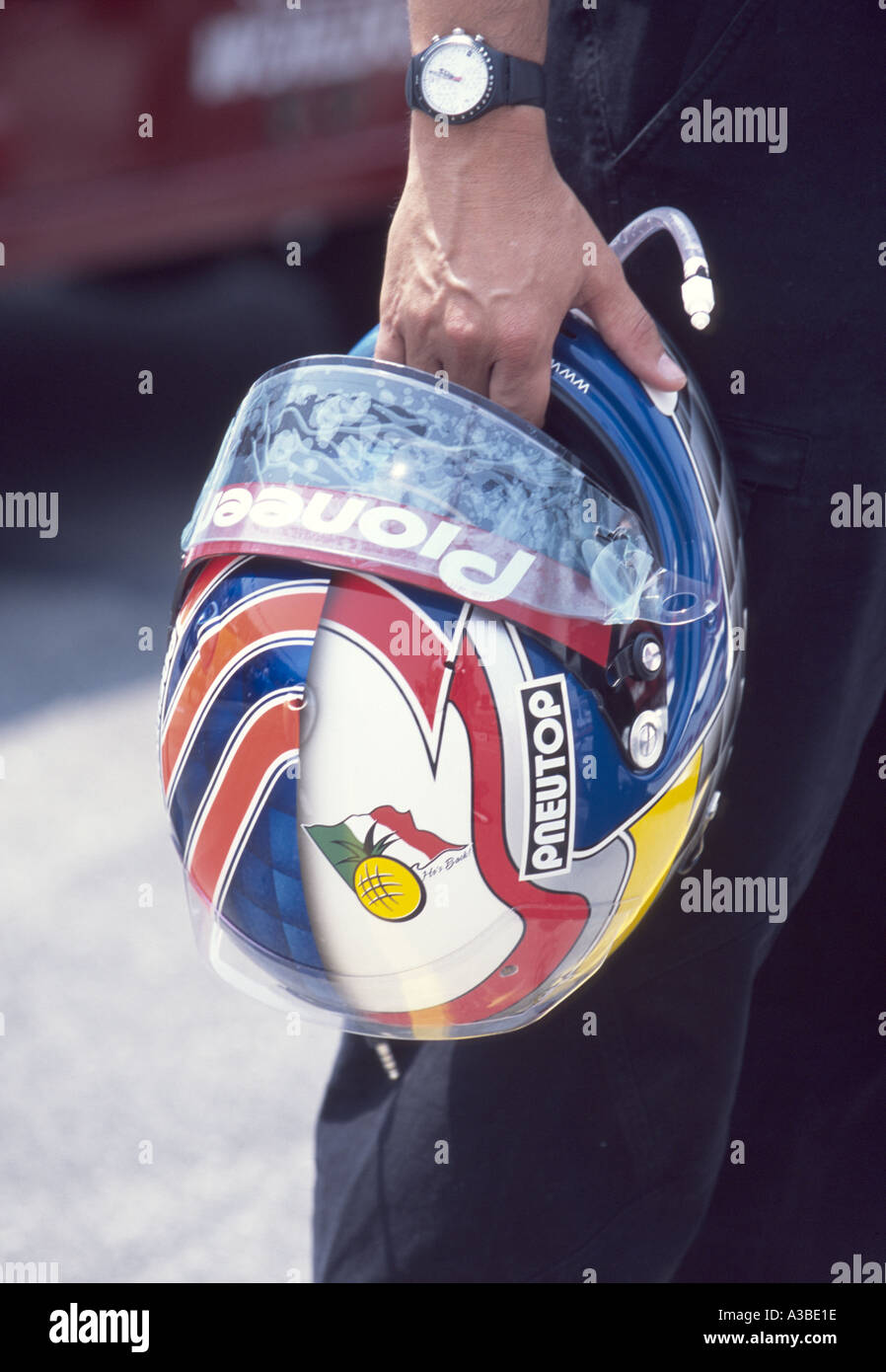 Tony Kanaan s Helm, die Hälfte in Alex Zanardi s malte Farben in Hommage an seinen Freund Stockfoto