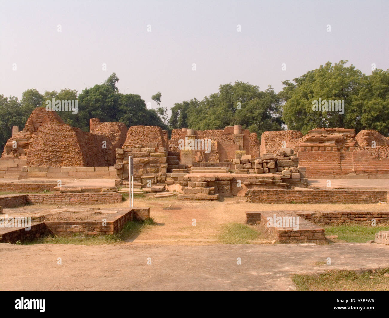 SARNATH UTTAR PRADESH Indien November Mulgandha Kuli die Ruinen eines großen Tempels gedacht sein, wo Buddha meditierte Stockfoto