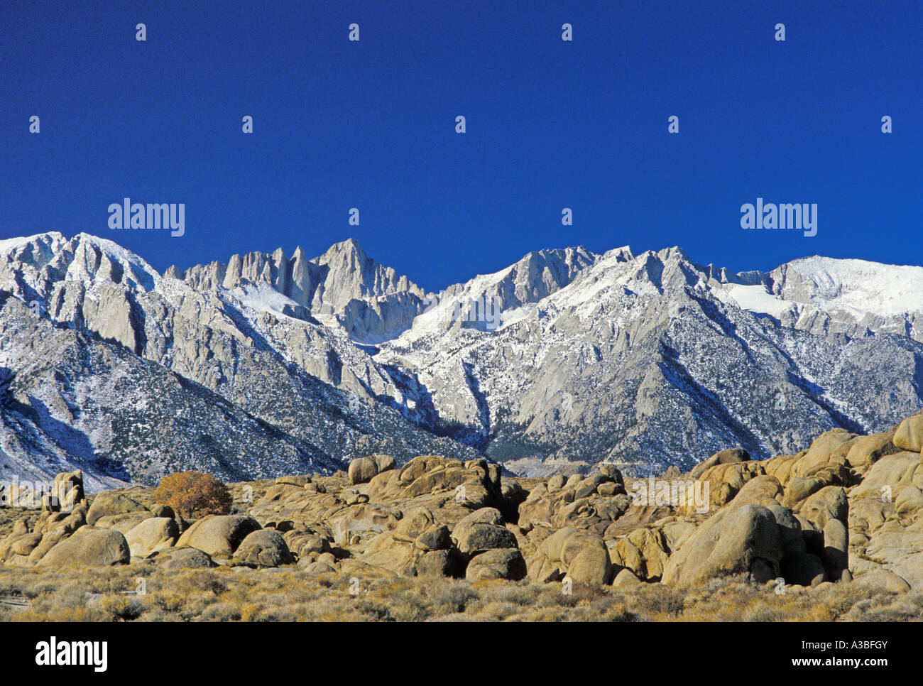 Mount Whitney und Whitney Portale Sierra Nevada Mountains Kalifornien mit Alabama Hills im Vordergrund Stockfoto