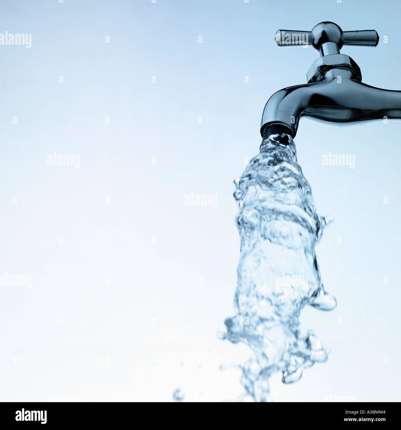 Ein Wasserhahn spritzenden Wasserlauf Stockfoto