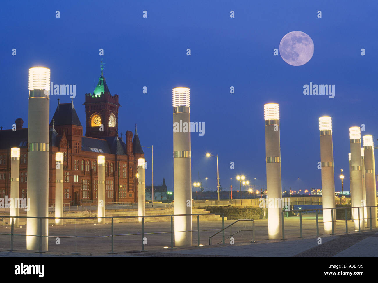 Pierhead Gebäude Oval Becken und Roald Dahl Plass bei Nacht Cardiff Bay South Wales Stockfoto