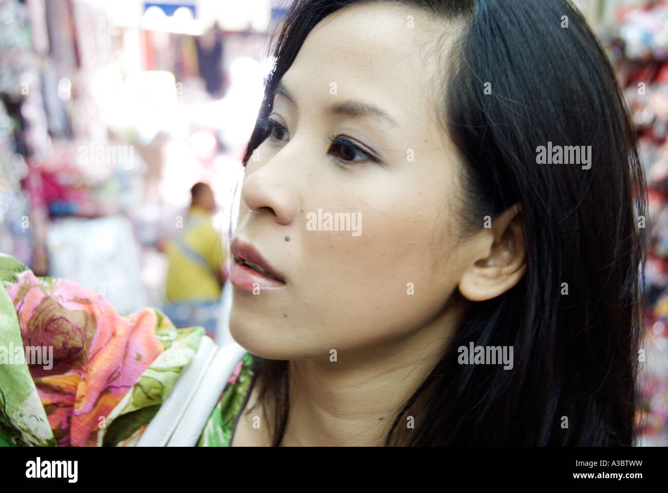 Zwei jungen Thai-Frauen Einkaufen in Yarowat, Bangkoks Chinatown. Stockfoto