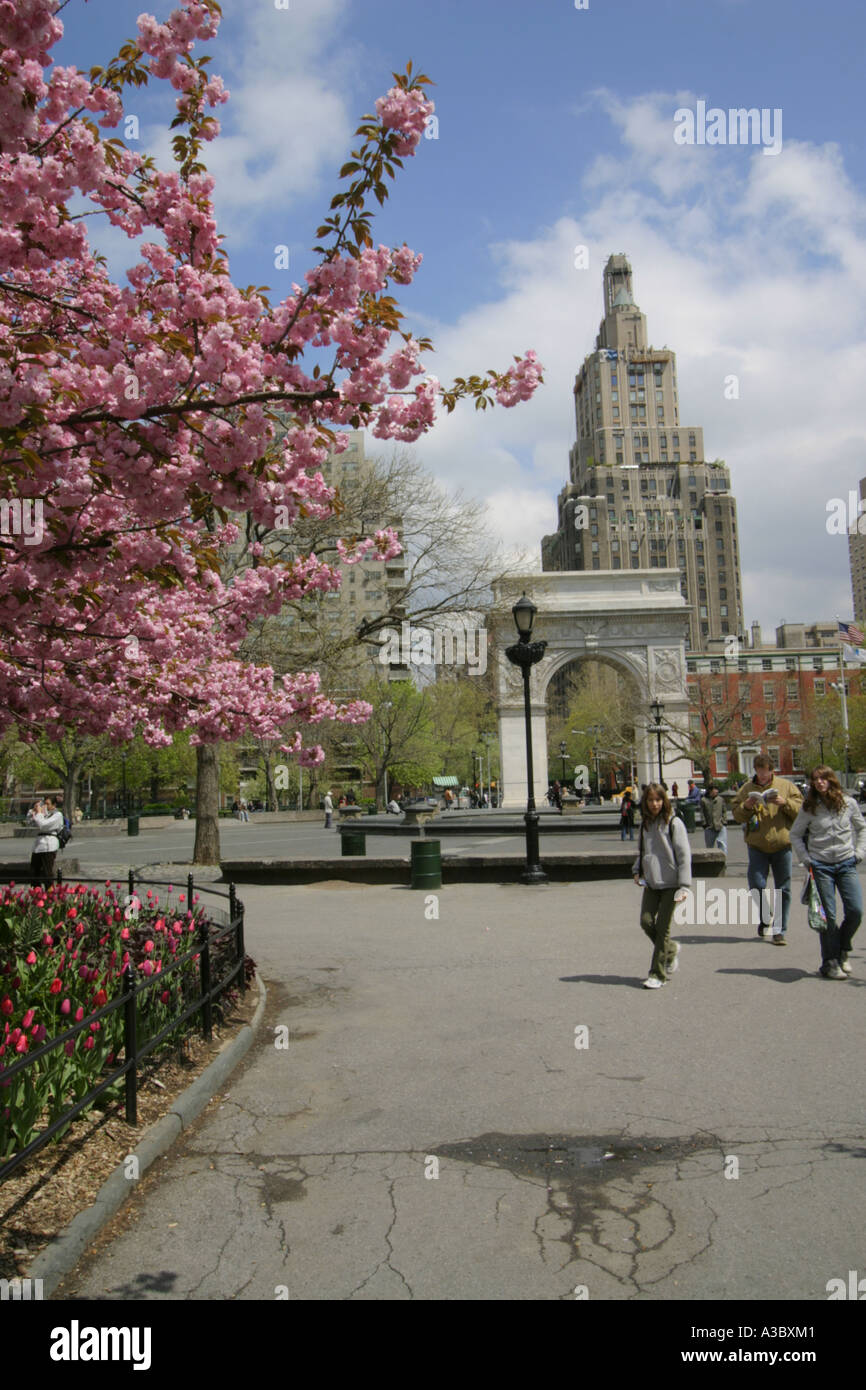 Der Washington Square Arch in Greenwich Village ist das inoffizielle Symbol der New York University, New York, USA Stockfoto