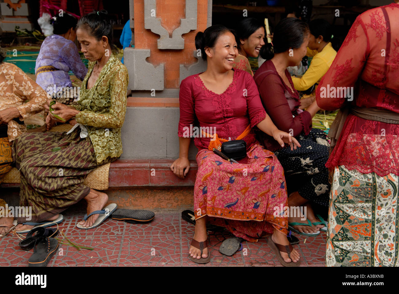 Bali Hindu Frauen vor dem Sang Hyang Widhi Wasa Gottheitstempel. Seminyak Bali Indonesien 2006 2000s Stockfoto