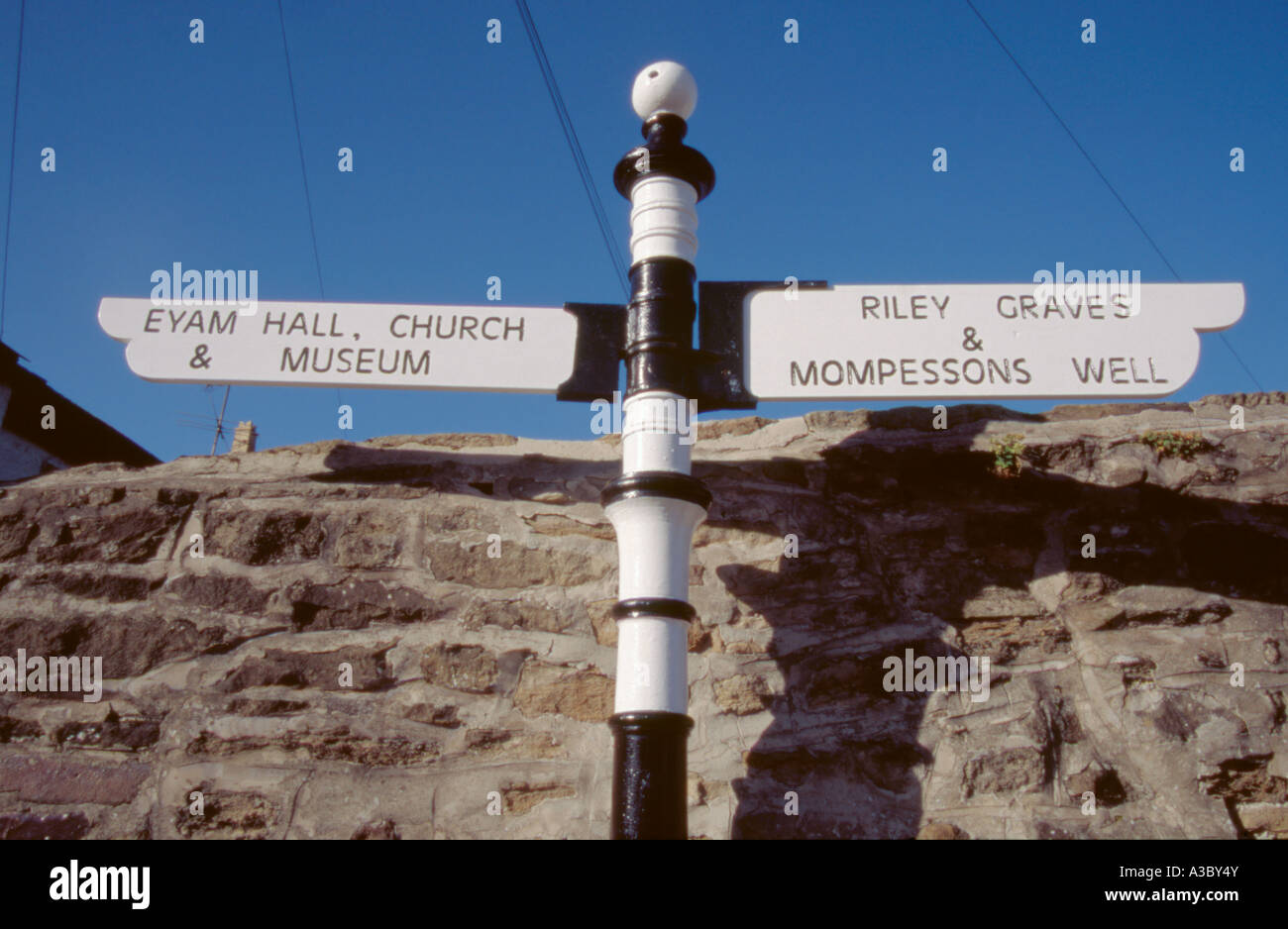 Renovierte 1929 Finger Post, Eyam, Derbyshire, England, UK. Stockfoto