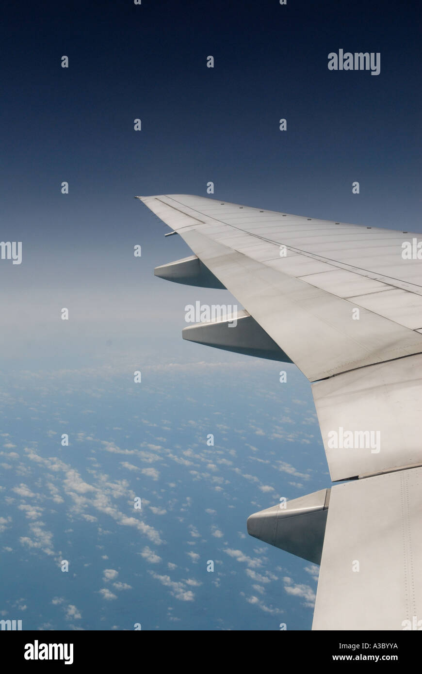 Blick aus dem Fenster eines Flugzeugs blauen Himmels, die Flügel der Erleichterung Seufzer. Stockfoto Blick aus dem Fenster eines Flugzeugs blauen Himmels, die Flügel der Erleichterung Seufzer. Stockfoto
