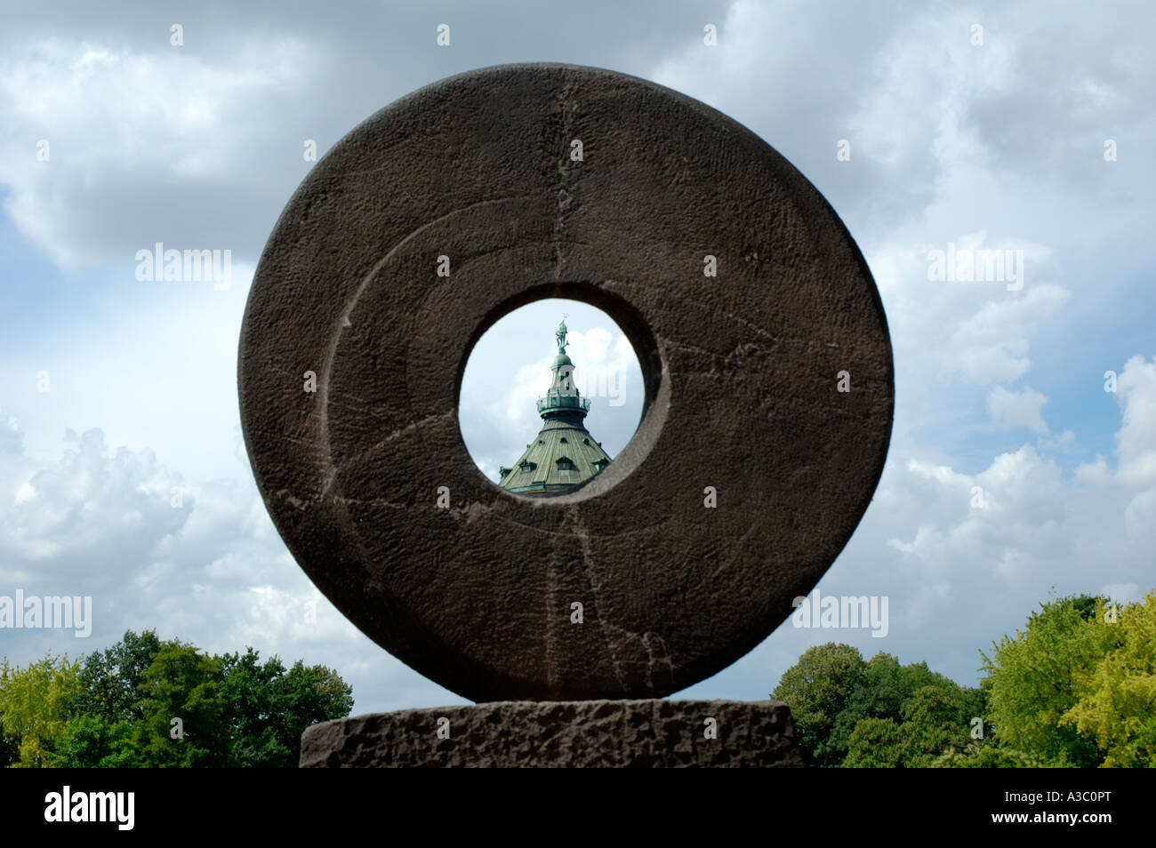 Das Symbol Wasserturm Mannheim gesehen durch eine moderne Skulptur Stockfoto