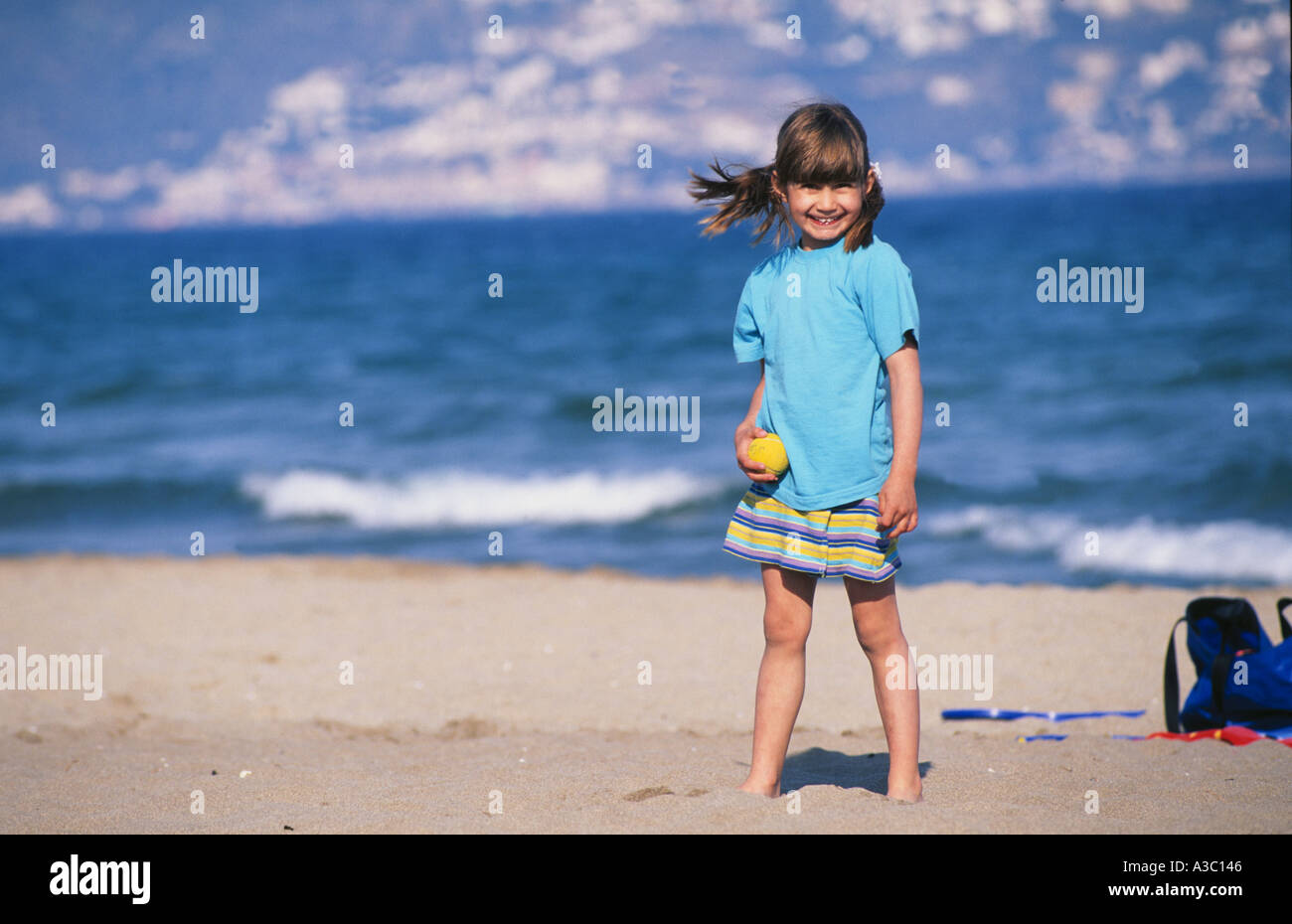 Mädchen mit Ball am Strand Stockfoto
