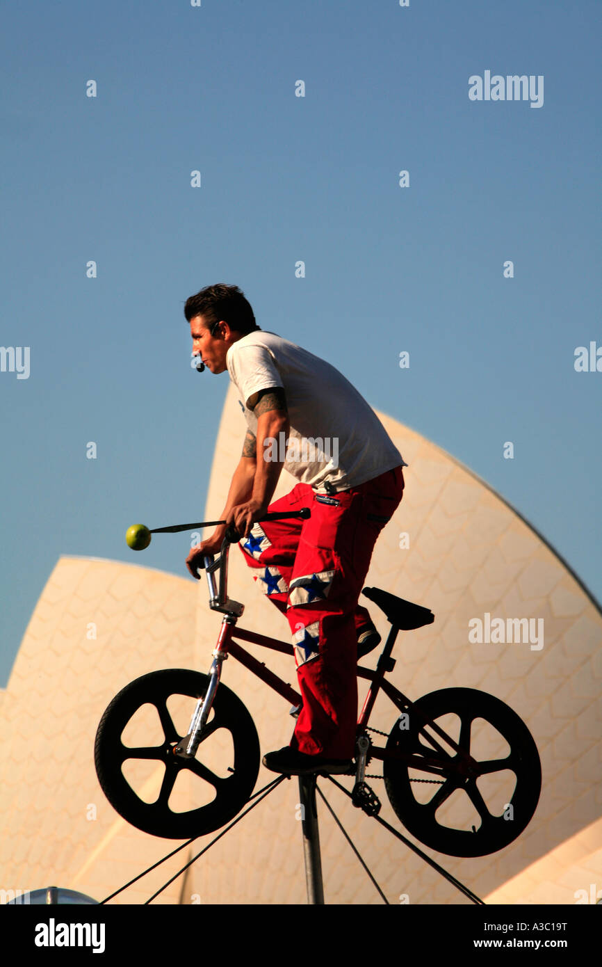 Eine Straße akrobatische Künstler unterhält Massen am Circular Quay in Sydney Australia Stockfoto