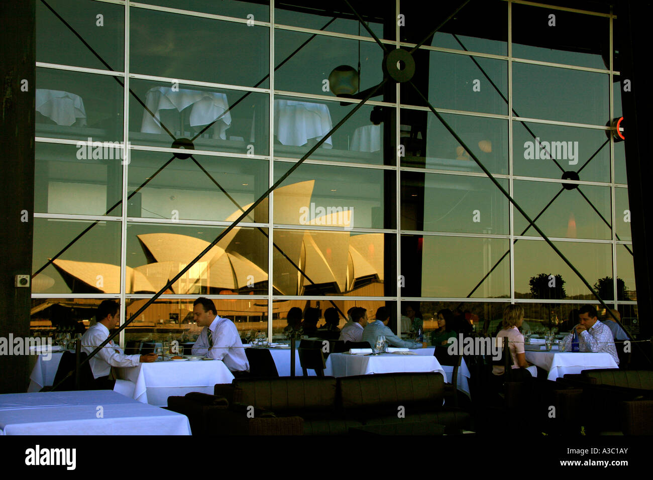 Geschäftsleute und andere Menschen Mahlzeit eine Waterfront Restaurant in der Nähe der Sydney Opera House Australia Stockfoto