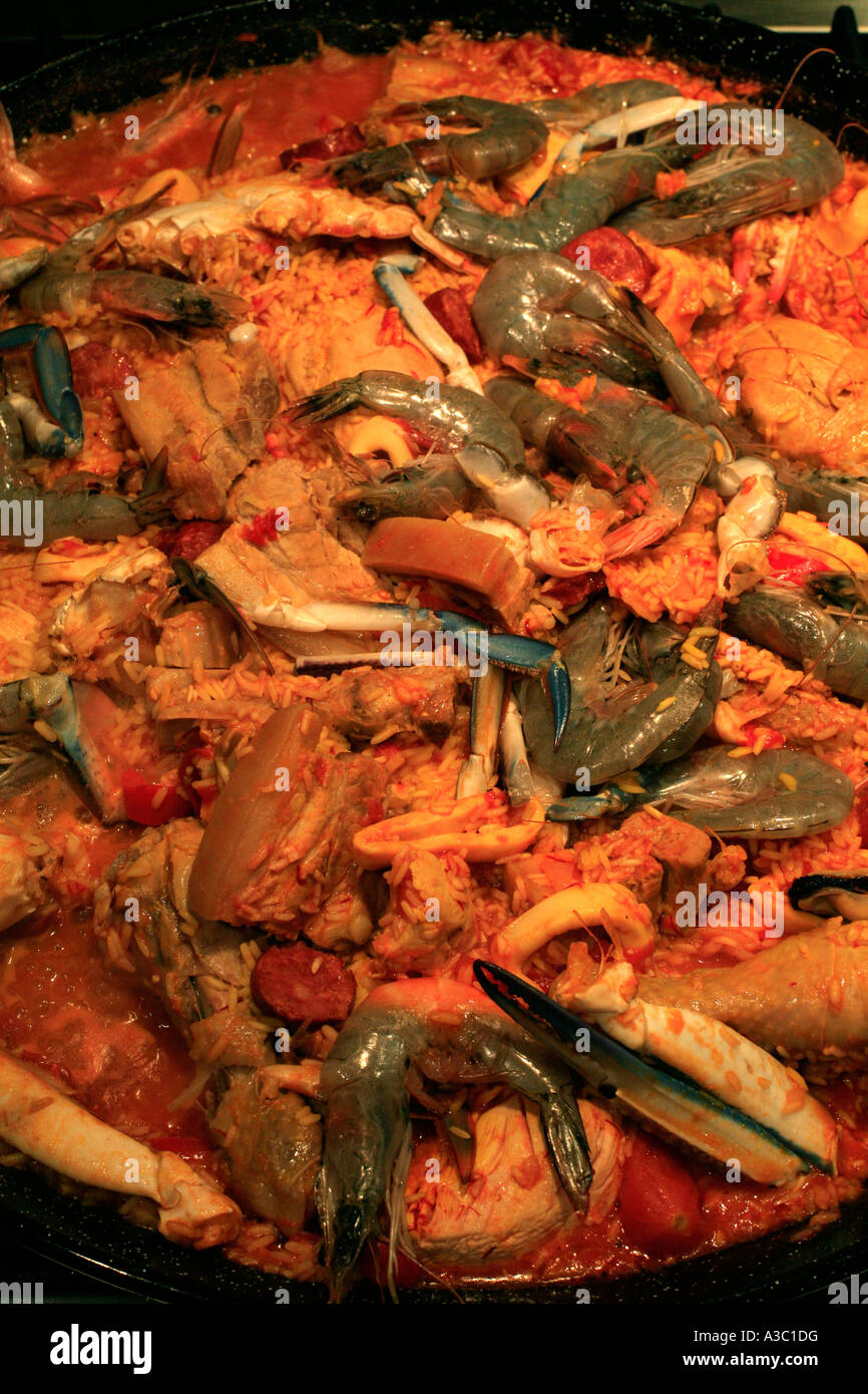 Eine Nahaufnahme Foto eine einfache Paella mit Krabbe Klauen Tintenfisch Huhn und Schweinefleisch Stockfoto