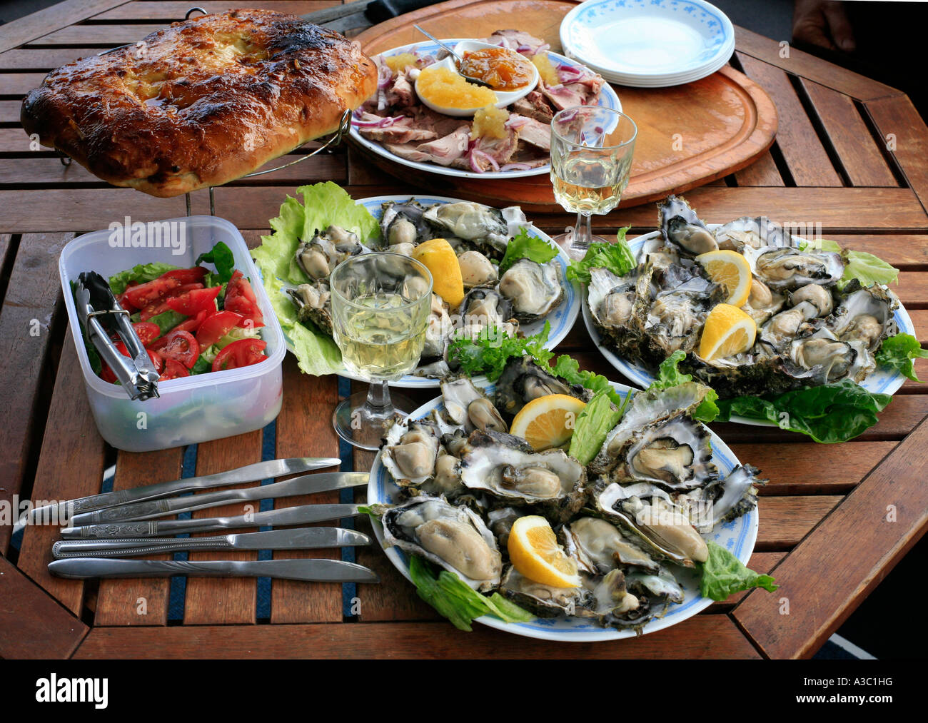 New Zealand Meeresfrüchte-Platten frisch ausgelöster Pazifische Austern Brot, Salat, Tomaten und Schinken Stockfoto