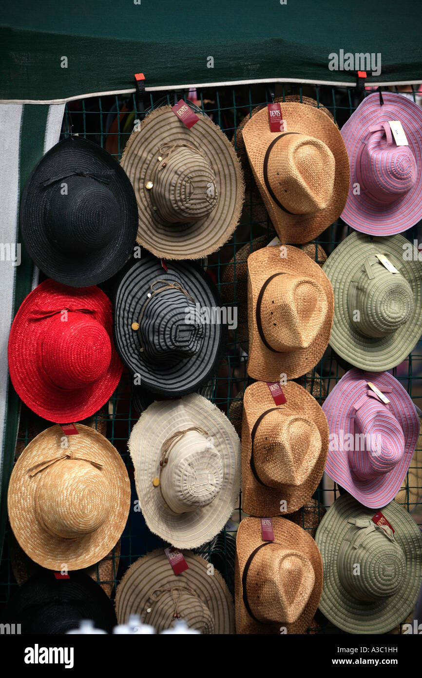 Sonnenhüte für Verkauf auf einem freien Markt bei Kirribilli in Sydney Australia Stockfoto