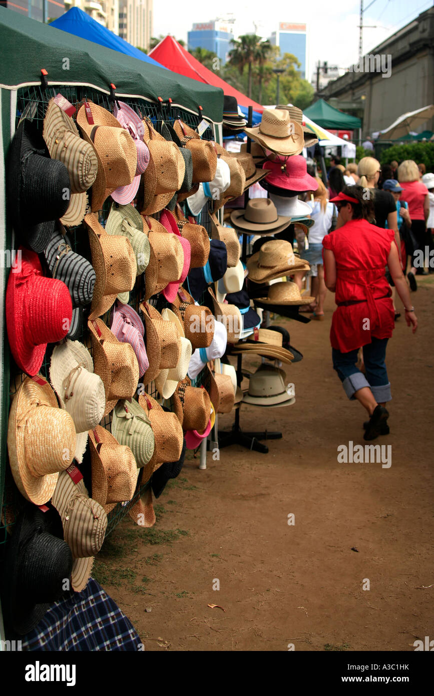 Sonnenhüte für den Verkauf in einem outdoor-Markt Stockfoto