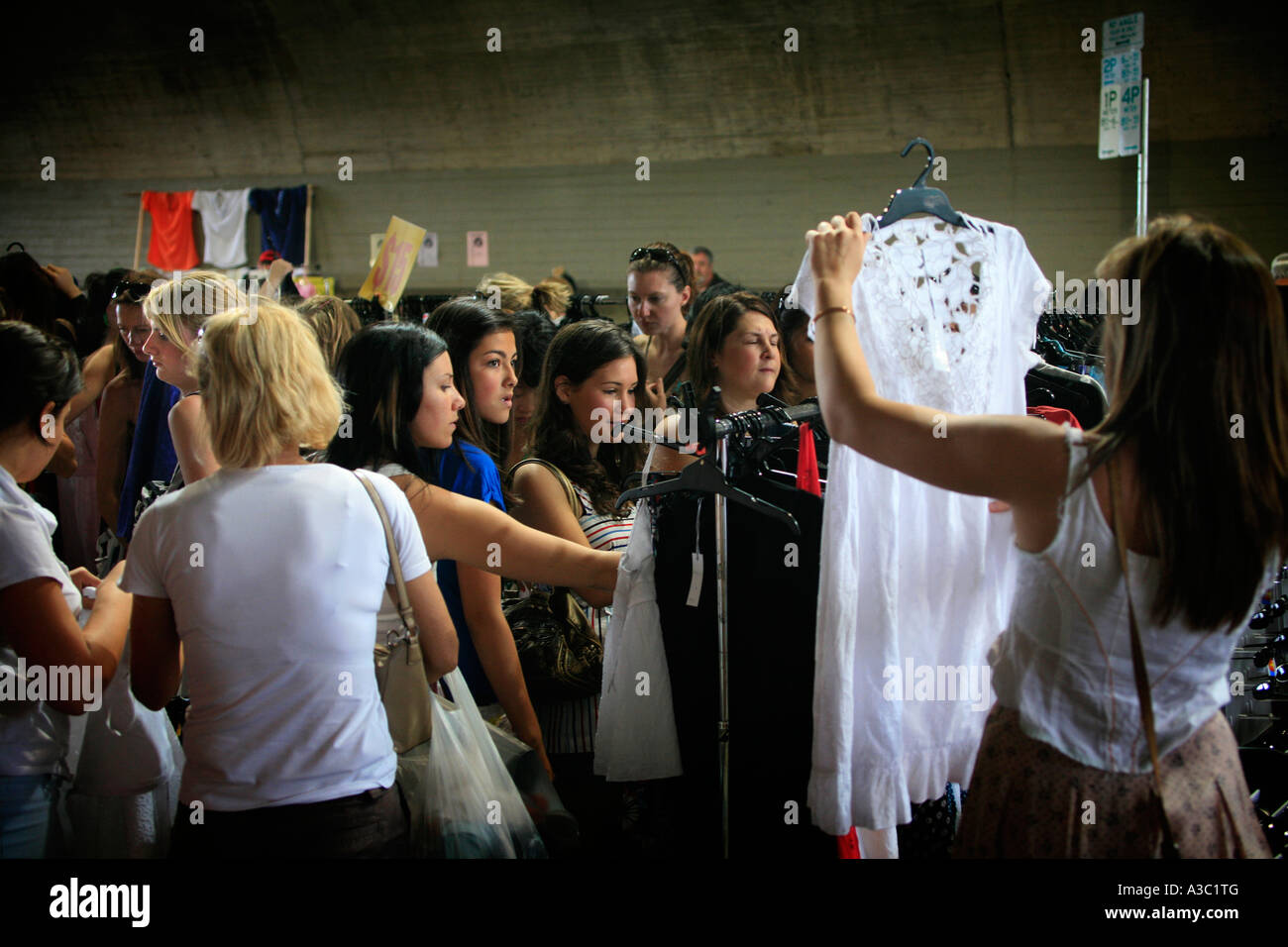 Junge Frauen Schnäppchenjagd am Markt Stockfoto
