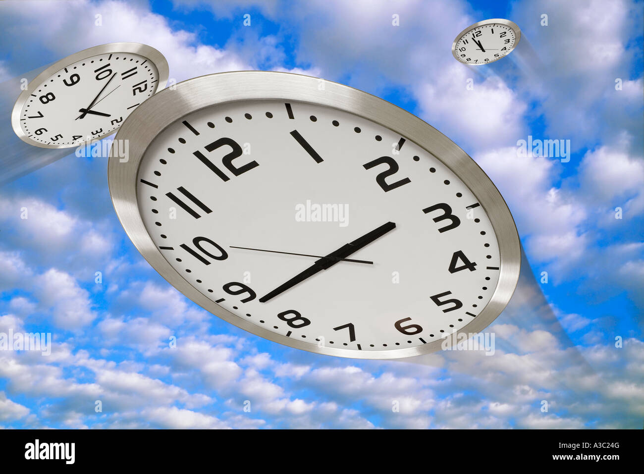 Uhren, die über den Himmel, die Darstellung des Slogan Time Flies racing Stockfoto