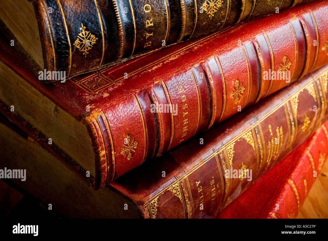 Vier Antik-Leder gebundene Bücher des 19. Jahrhunderts Literatur einschließlich der Poesie von Tennyson und Bryon Stockfoto