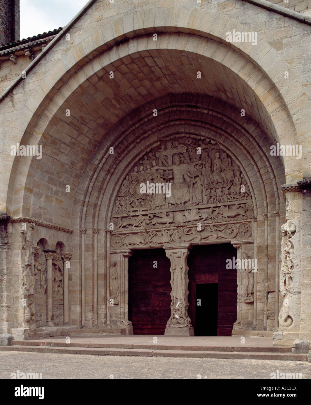 Romanische Schnitzerei, südliche Tür, Str. Peters Kirche, Beaulieu-Sur-Dordogne, Correze, Frankreich Stockfoto
