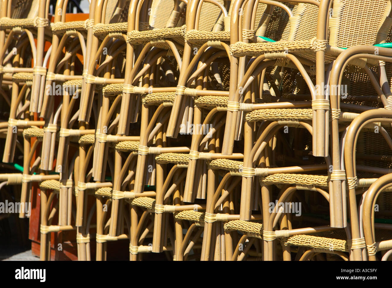 Haufen von Strandkörben gestapelt vor einem Café in Santa Cruz-Teneriffa-Kanarische Inseln-Spanien Stockfoto