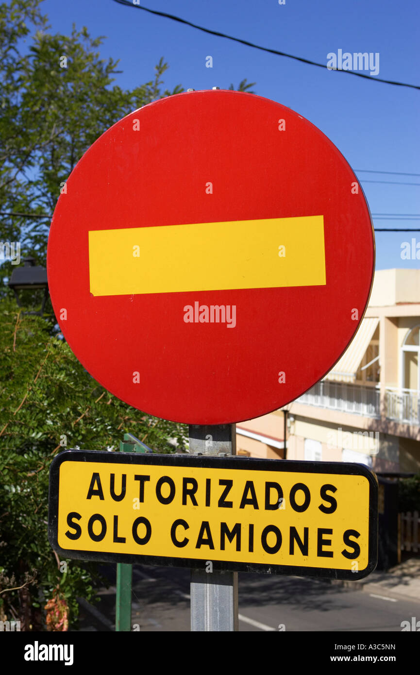 rot und Gelb bar kein Eintrag kreisförmige Verkehr melden mit nur LKW zugelassenen gelbe rechteckige Zeichen auf Spanisch Stockfoto