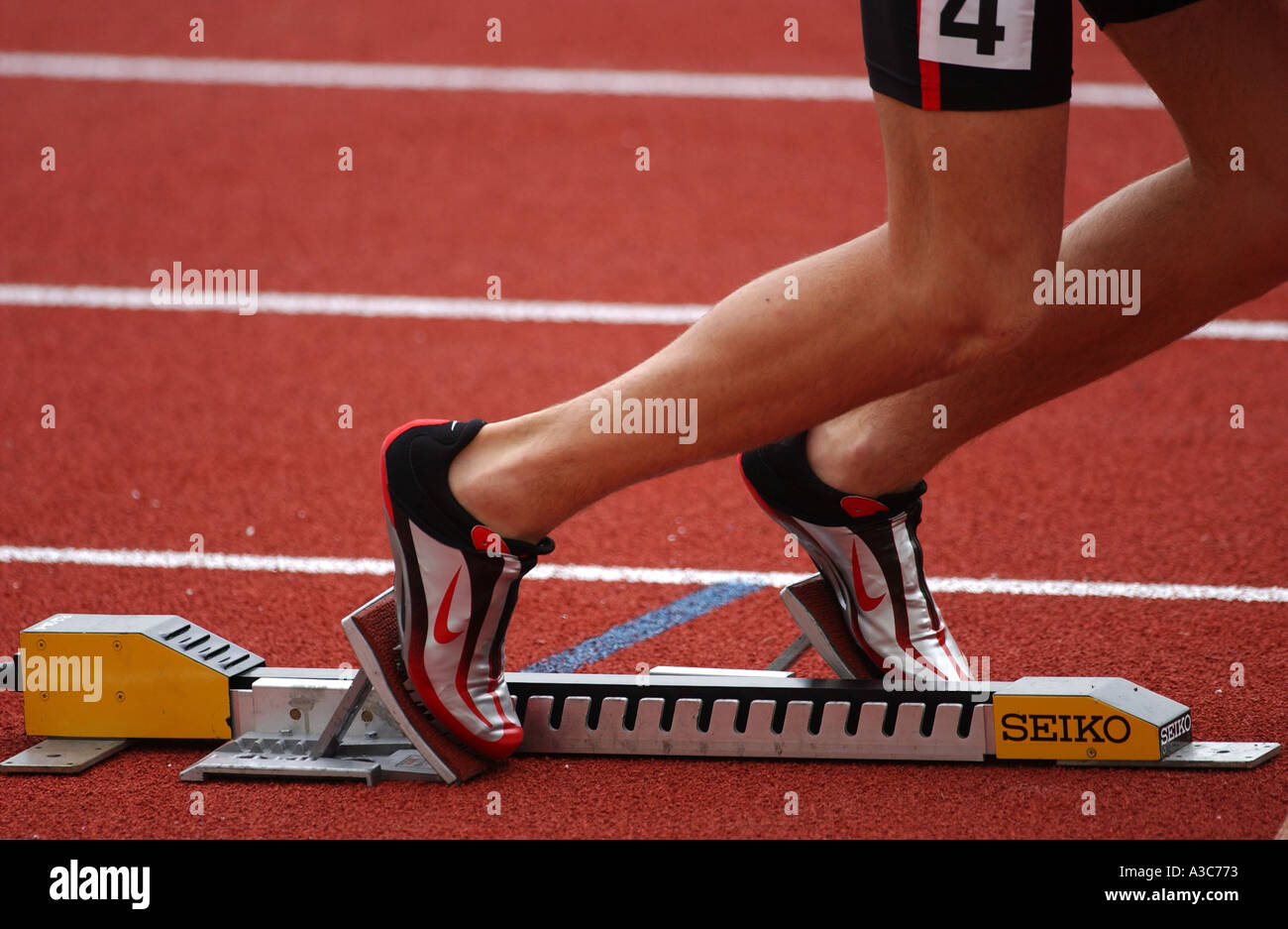 Läufer aus den Startlöchern kommen Stockfoto