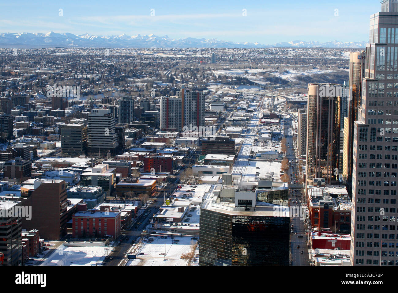 Ansicht der Innenstadt von Calgary mit den Rocky Mountains im Hintergrund; Bürotürme Straßen und Wohnungen Stockfoto