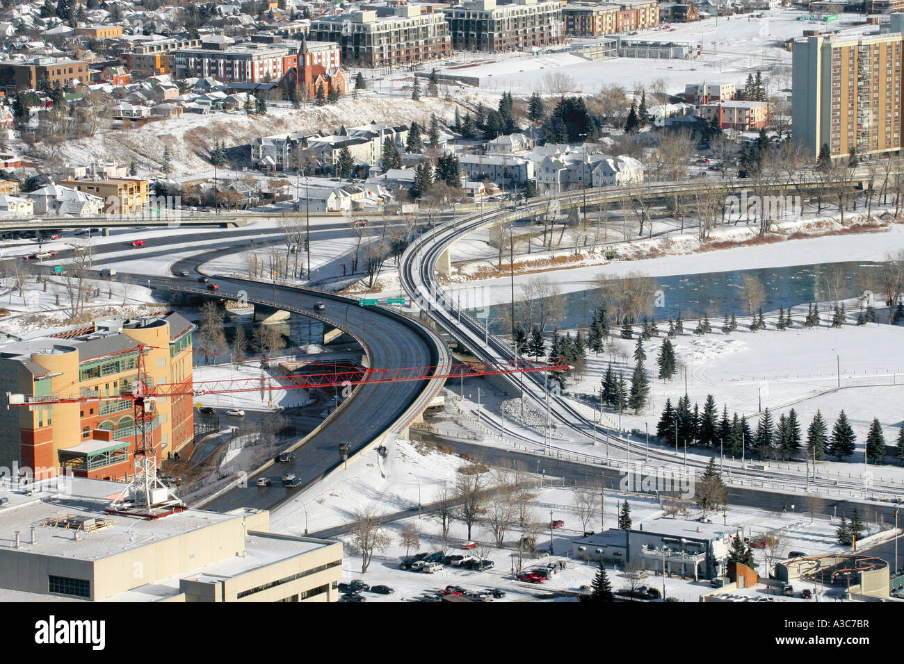 STADT VON CALGARY; Alberta, Kanada, Straßen und Brücken über den Bow River, Wohnungen und Bürogebäuden Stockfoto