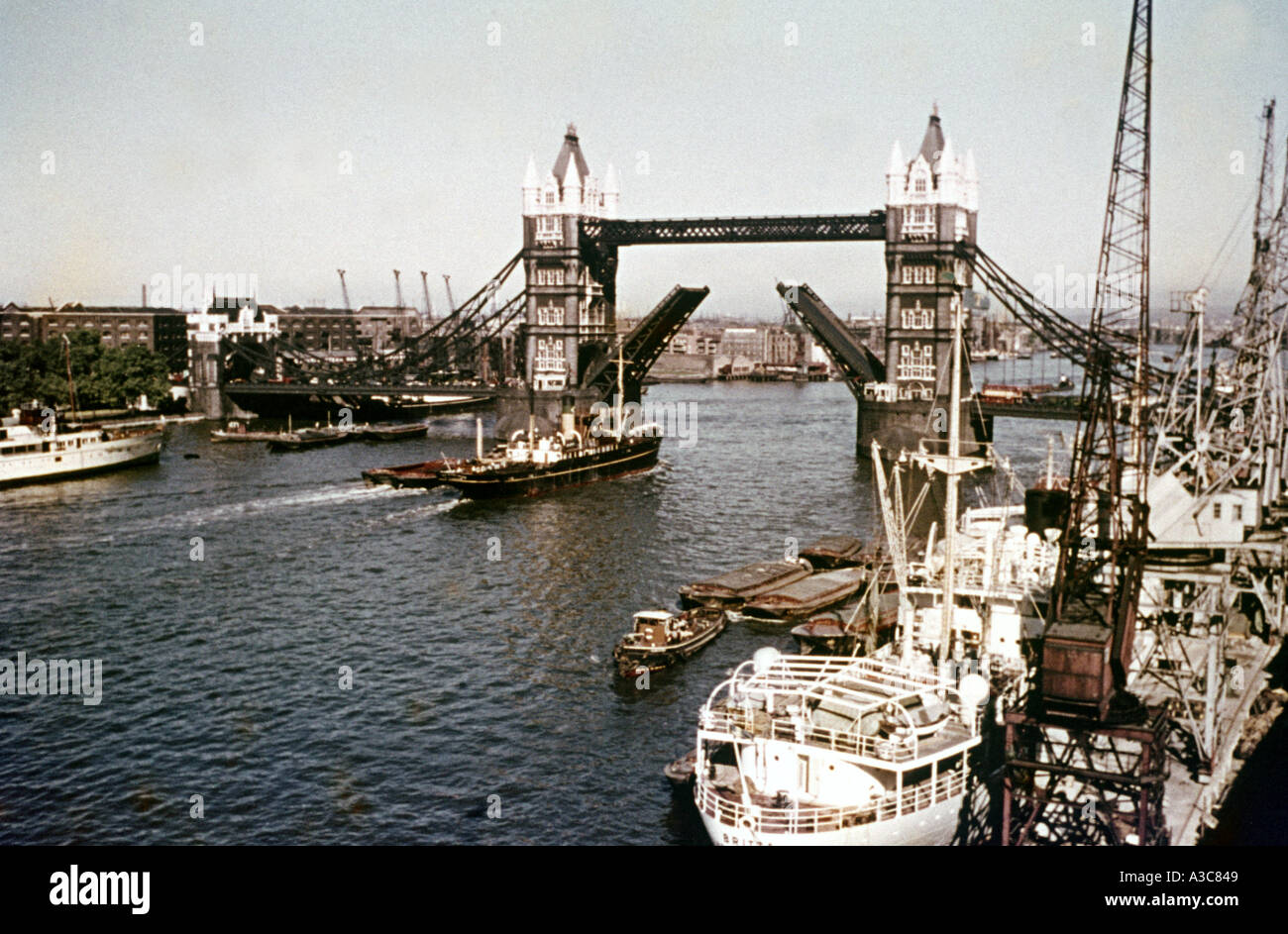 1950 s Anfang 1960 s Blick auf eine offene Tower Bridge london und Bootsverkehr auf der Themse Stockfoto