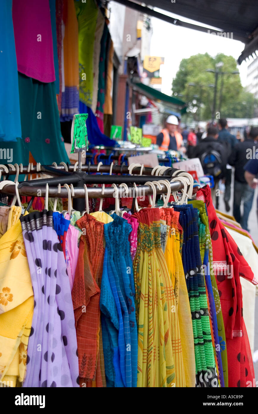 Beschäftigt, lebendige und farbenfrohe Whitechapel-Markt in Tower Hamlets East London, UK Stockfoto