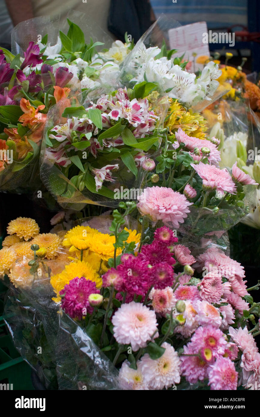 Beschäftigt, lebendige und farbenfrohe Whitechapel-Markt in Tower Hamlets East London, UK Stockfoto