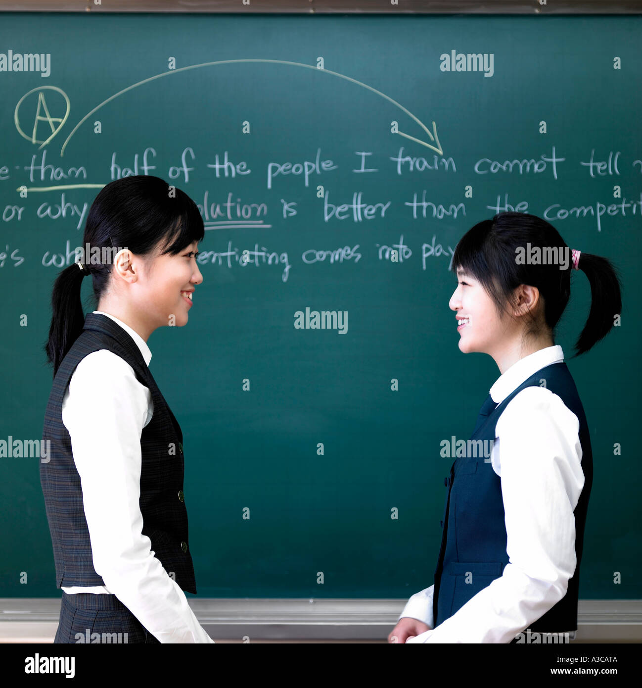 Zwei Studenten machen Gespräch vor der Klasse Stockfoto