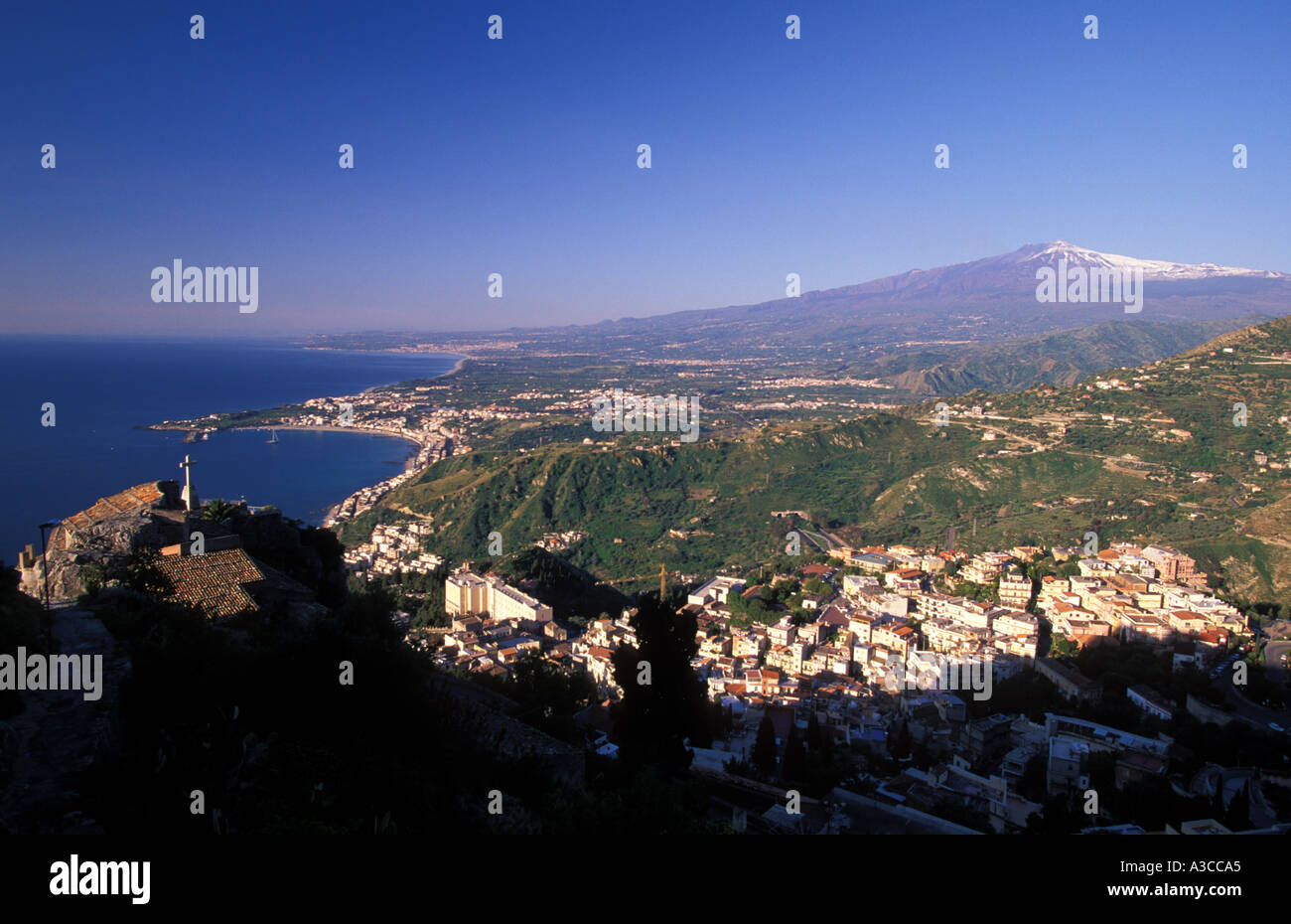 Italien-Sizilien-Blick vom Castlemola in Richtung Taormina und Giardini Naxos und den Ätna Küstenstädte Stockfoto