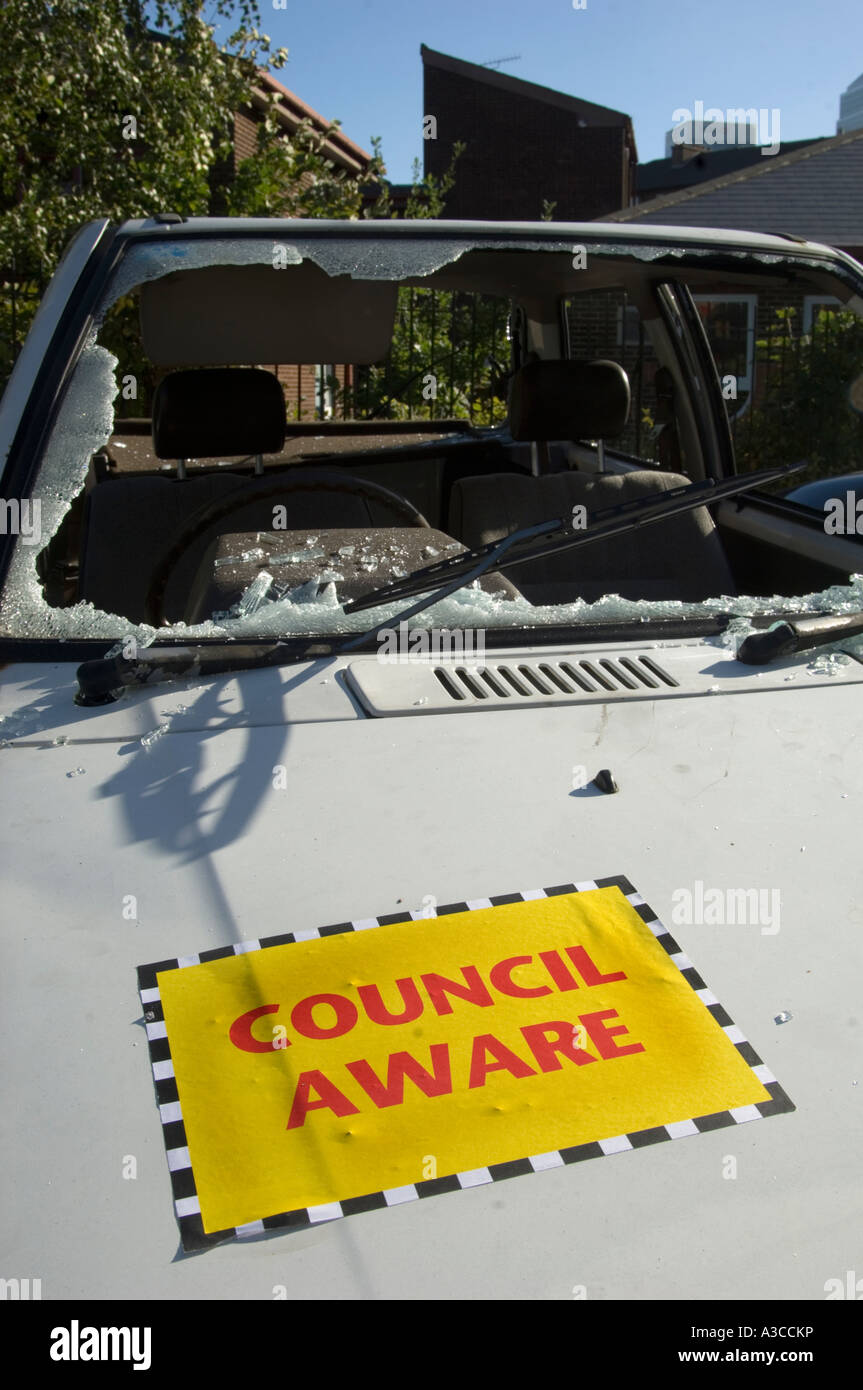 altes weißes Auto zerstört und mit Fenster eingebrochen zerschlagen London England uk