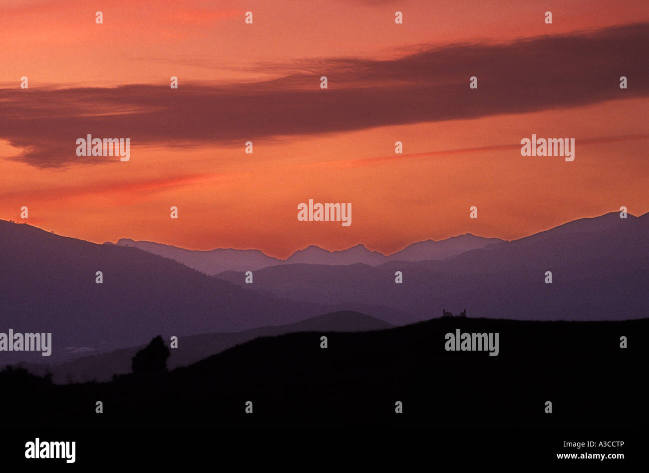 Sonnenuntergang über den Bergen; Mijas Costa, Costa Del Sol, Andalusien, Spanien Stockfoto