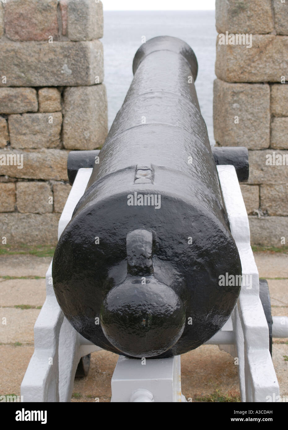 Ein 18. Jahrhundert Gusseisen Kanone steht die Granitwände des Akkus in der Garnison in der Nähe von Hugh Town Stockfoto