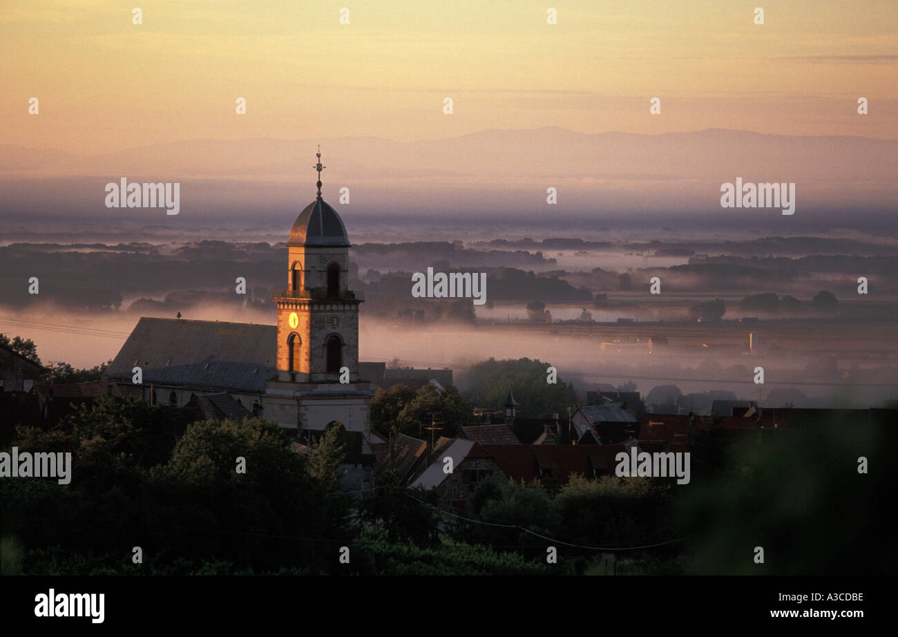 Morgendämmerung am Saint Hippolyte einem mittelalterlichen Dorf im Osten von Frankreich in der Nähe von Bergheim Alsace Stockfoto