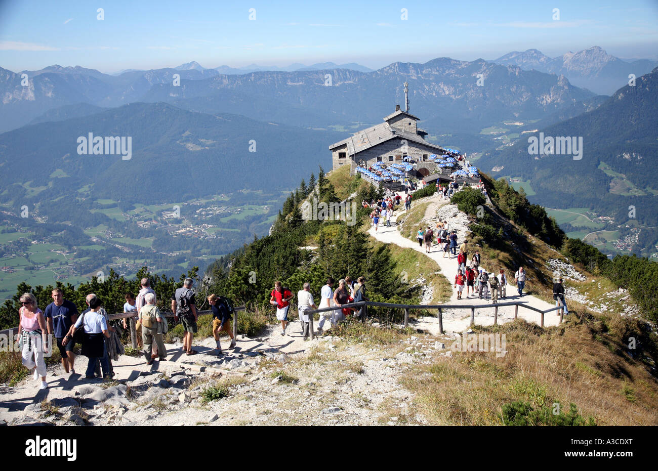 Große Anzahl von Touristen am Kehlsteinhaus Eagles Nest Obersalzberg Mountian in der Nähe von Berchtesgaden Deutschland ehemalige Heimat von Hitler Stockfoto