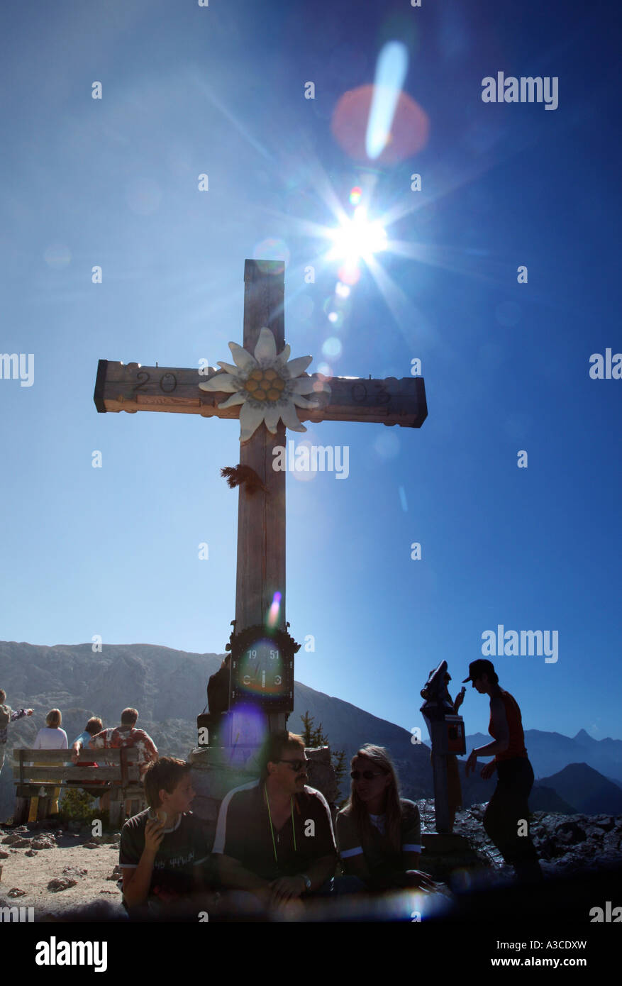 Handgefertigte Kreuz auf der Oberseite der oberbayerischen Alpen in der Nähe von Obersalzberg Mountian in der Nähe von Berchtesgaden Deutschland Stockfoto
