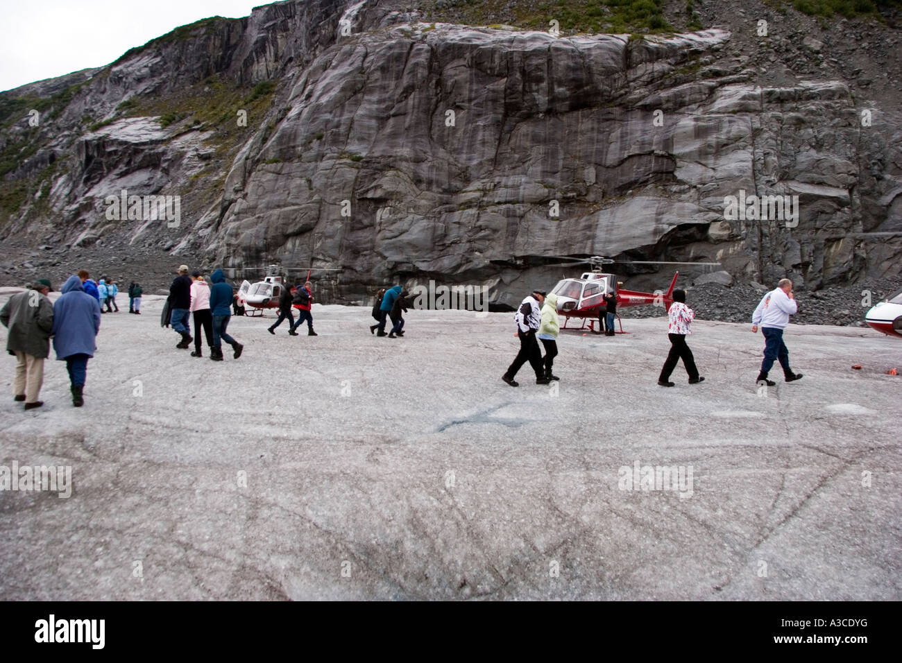 Touristische Erkundung der Mendenhall-Gletscher in Alaska Stockfoto