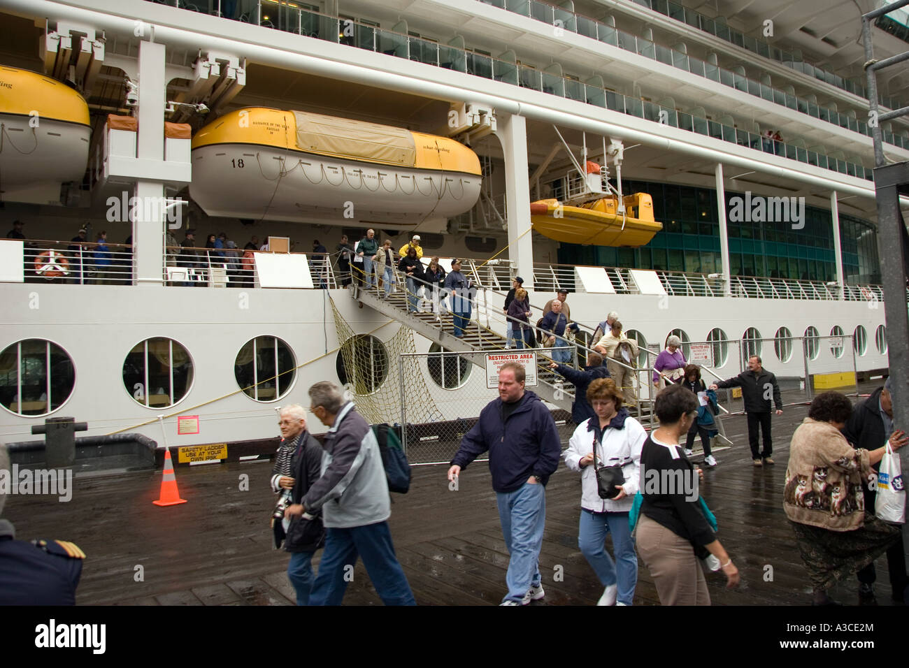 Besucher, die Einschiffung Kreuzfahrtschiff in Juneau Hauptstadt von Alaska Stockfoto