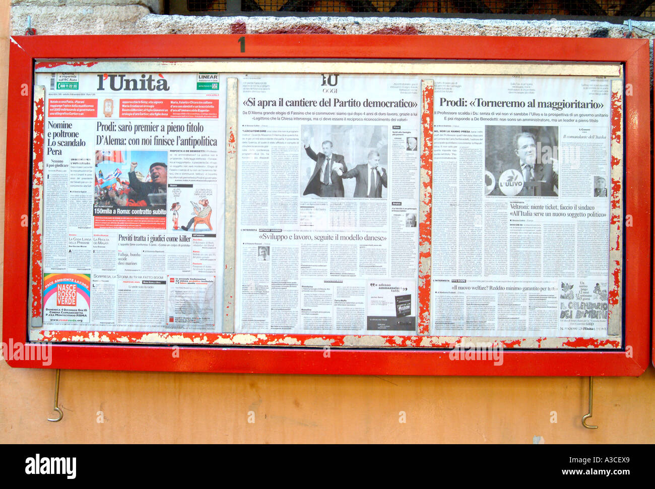 Italienische Zeitungen in einer box Stockfoto