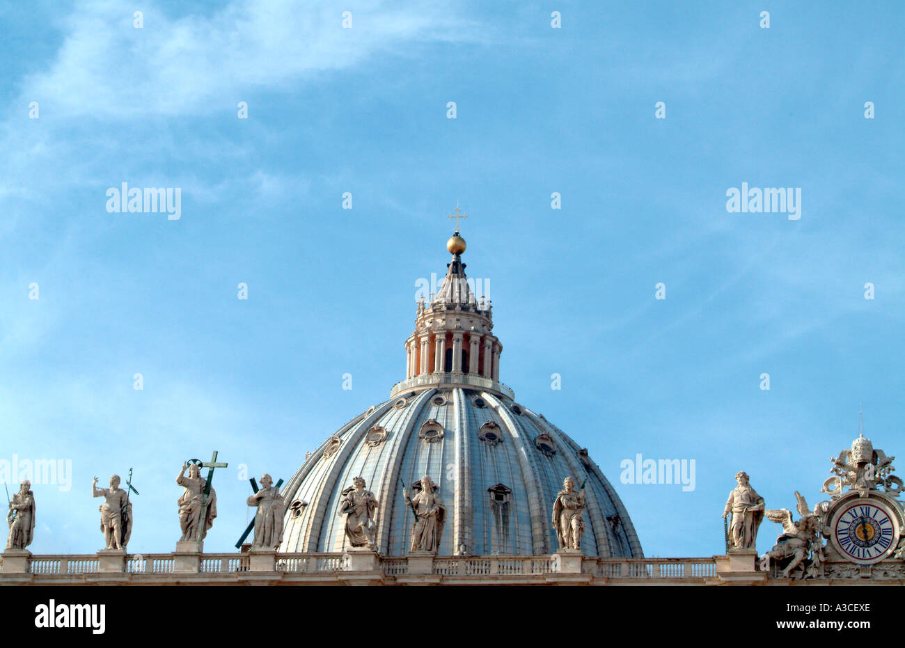 Spitze der Kuppel der St. Peters Basilika Vatikanstadt Rom Italien Stockfoto