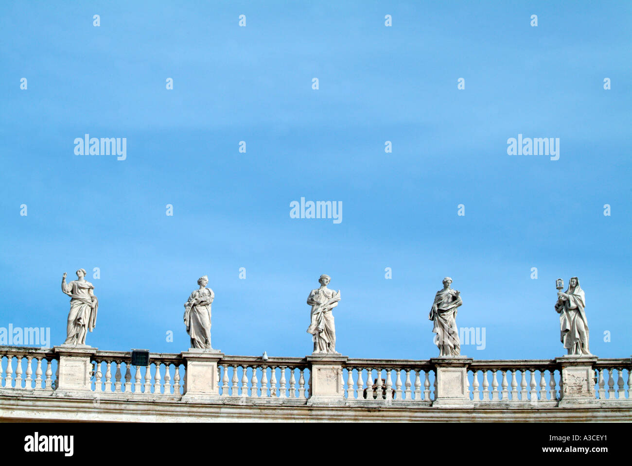 Eine Reihe von Heiligen in St. Peters Platz Vatikanstadt Rom Italien Stockfoto