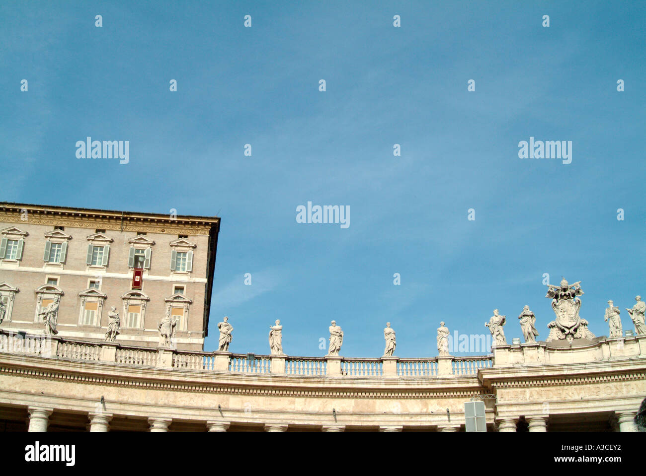 Das Fenster, wo der Papst seine Sonntagsmesse in St. Peters Platz Vatikanstadt Rom Italien geben wird Stockfoto