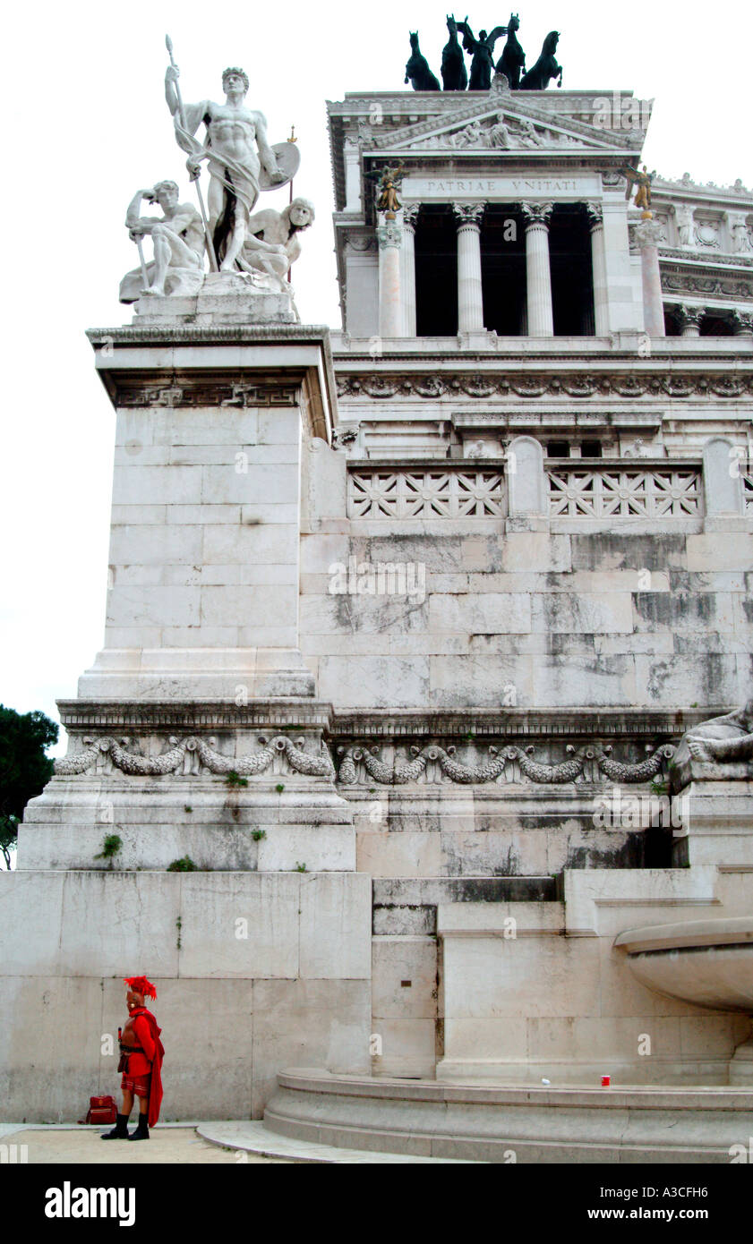 Ein einsamer Römer steht außerhalb der Schritte der Vittorio Emanuele Denkmal Rom Italien Stockfoto