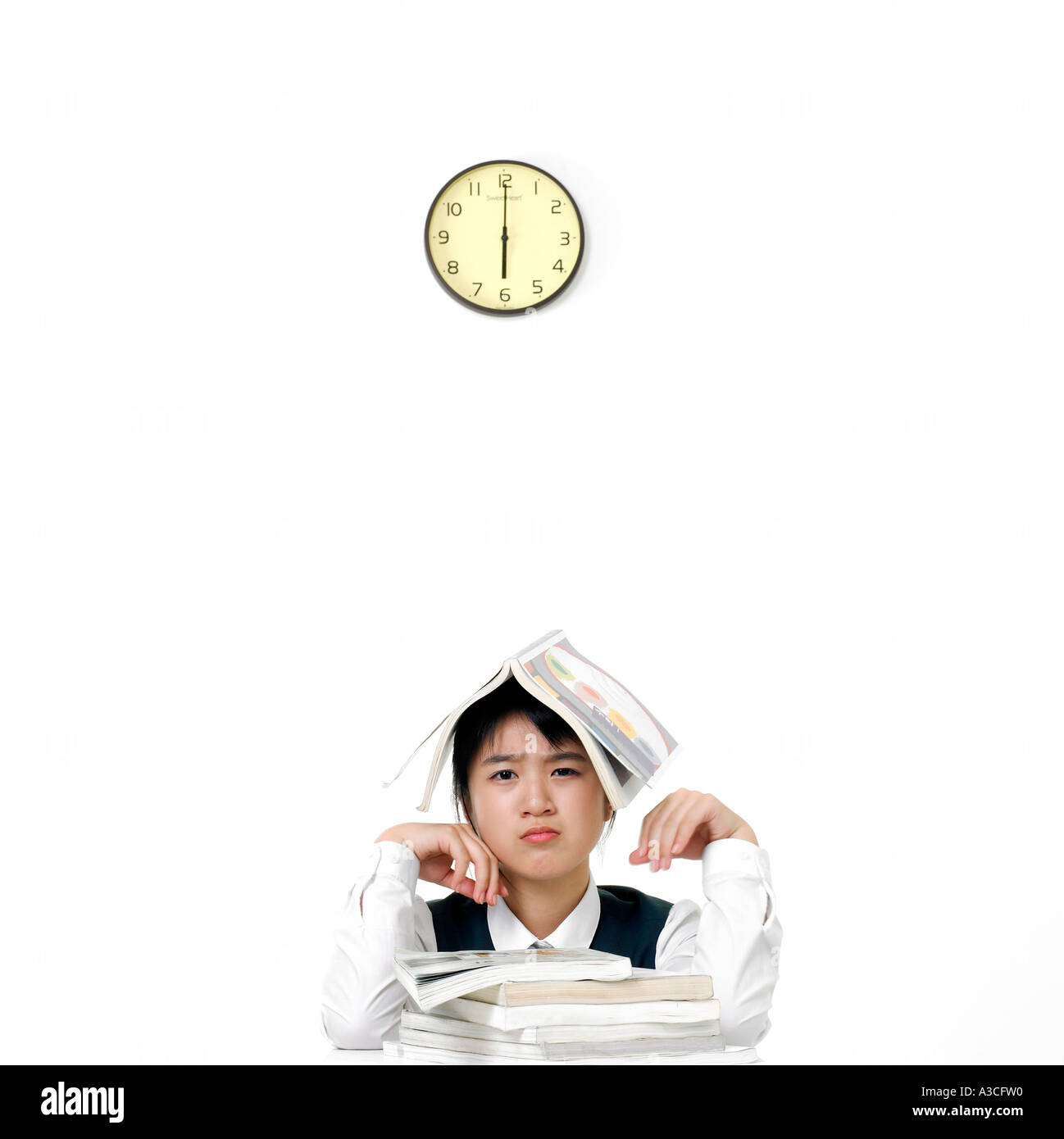 Jugendliche in Schuluniform bleiben nachts zum Lernen wach Stockfoto