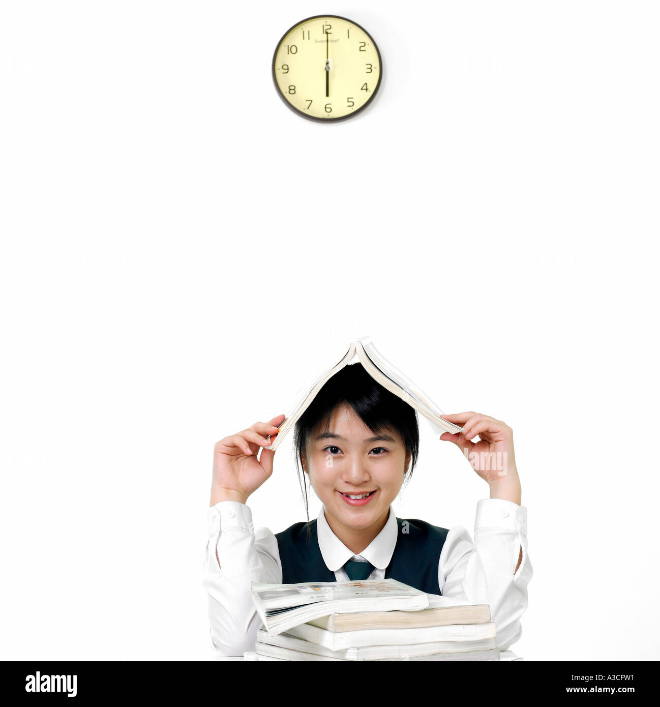 Eine Mädchen mit einer Menge von Büchern lächelt Stockfoto