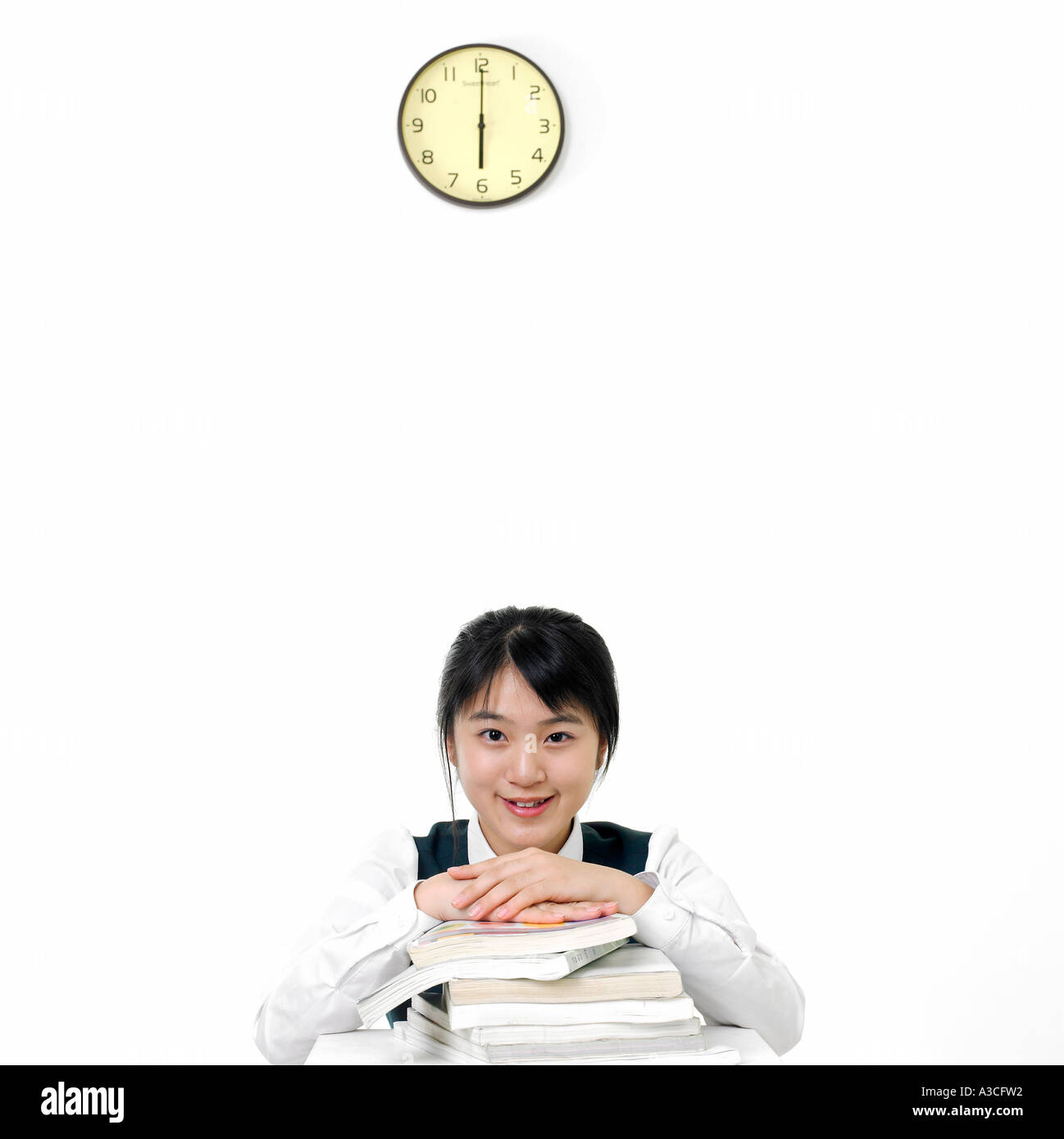 Eine Mädchen setzt ihre Hände auf einen Stapel Bücher Stockfoto